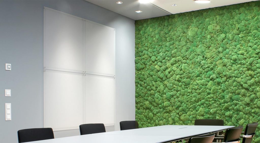 Eine Wand wie ein Waldboden: Immergrünes Moos schafft Raumwirkung