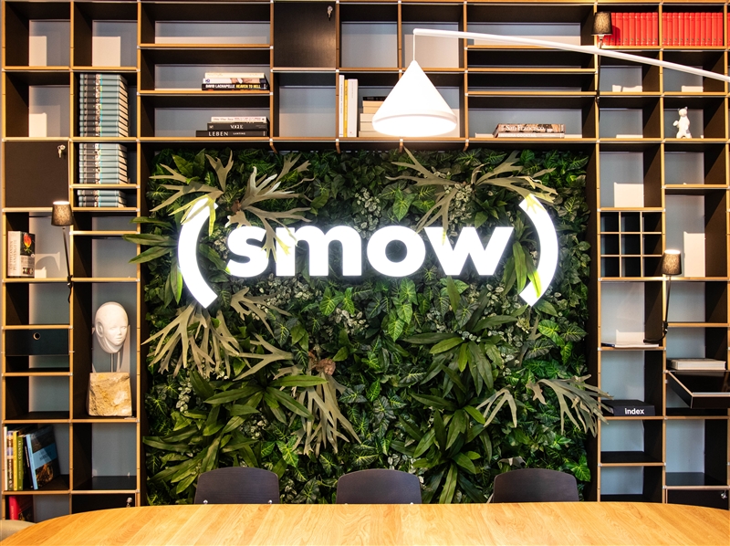 Eine hochwertige und individuelle Pflanzenwand empfängt die Kunden im Designer Möbelhaus Smow